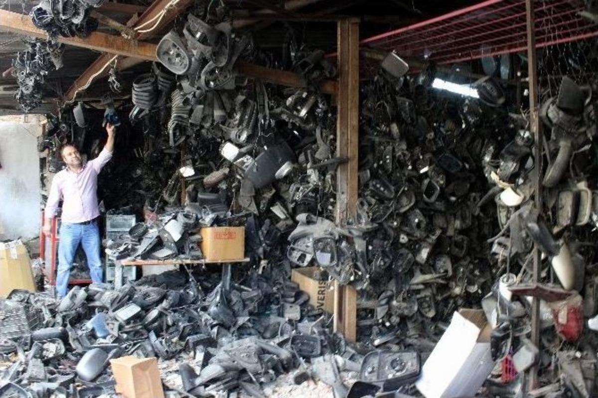 Aracının Aynasını Yaptıramayınca 40 Bin Tane Ayna Biriktirip Koleksiyoner Oldu...(&ouml;zel Haber)