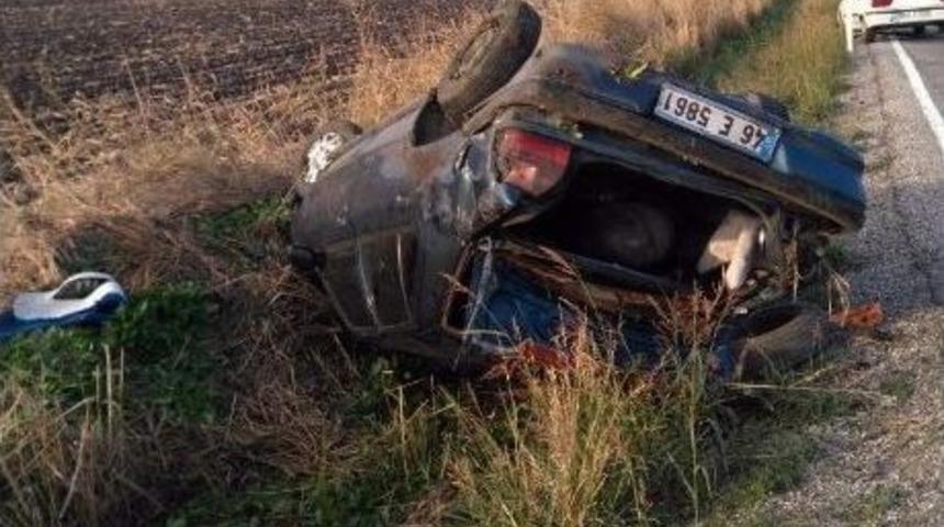 Otomobil Yoldan &Ccedil;ıkıp Takla Attı: 4 Yaralı