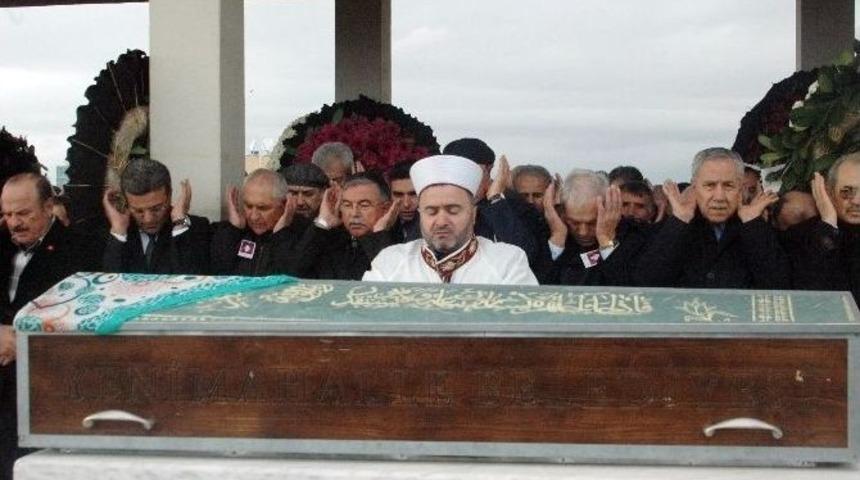 T&uuml;rofed Başkanı Ayık&rsquo;ın Annesi Son Yolculuğuna Uğurlandı