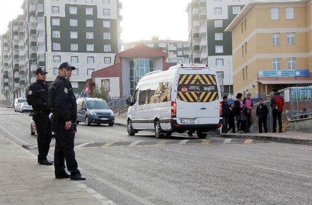 Erzurum Polisinden Okul Önlerinde Uygulama