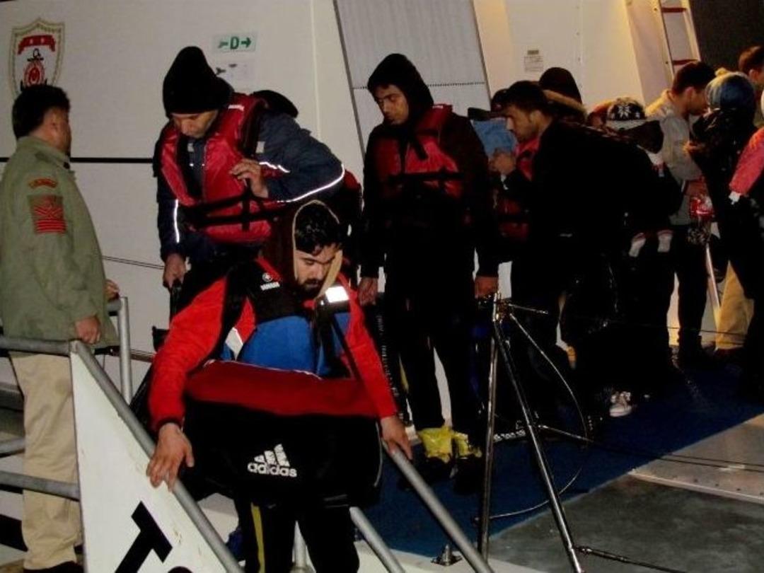 &Ccedil;eşme&rsquo;de 42 Ka&ccedil;ak Sığınmacı Yakalandı