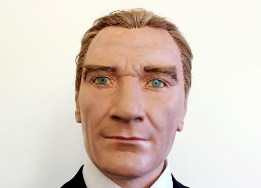 (&ouml;zel Haber) Sa&ccedil;ları Tek Tek Dikilen Atat&uuml;rk Heykeli İlgi Odağı Oldu