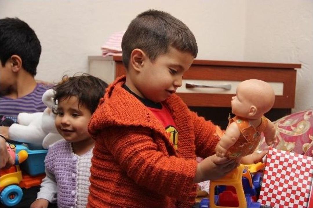 Taliban&rsquo;dan Ka&ccedil;an Afgan Aileye Yardım Eli Uzandı