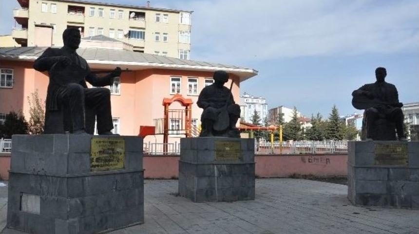 Aşık Şeref Taşlıova&rsquo;nın Sazını Yine Kırdılar