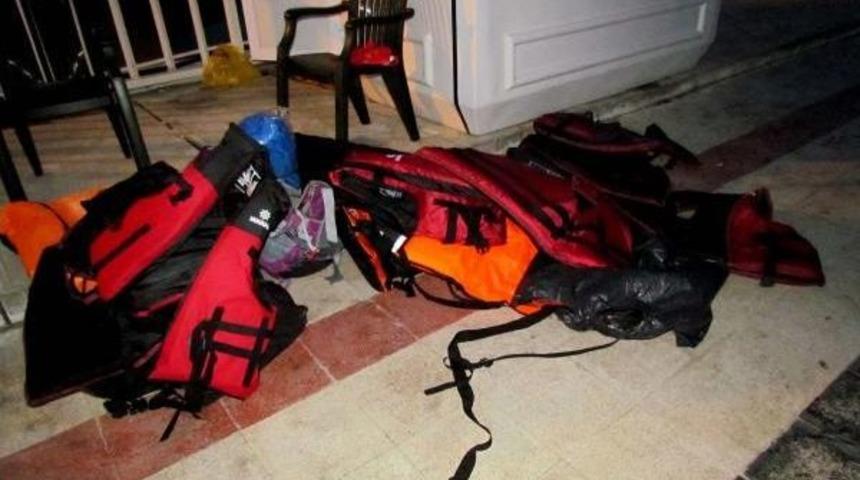 &Ccedil;eşme'de Lastik Botta 42 Ka&ccedil;ak Yakalandı