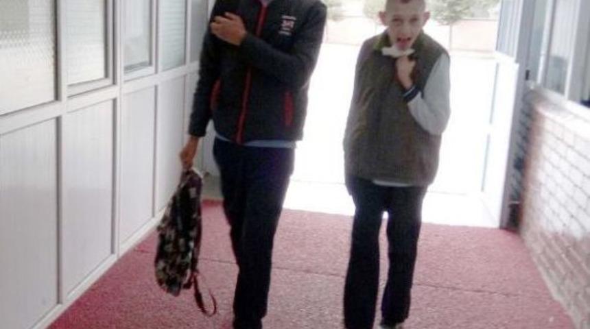 Liseli Cafer, Bedensel Engelli Sınıf Arkadaşının Eli Ayağı