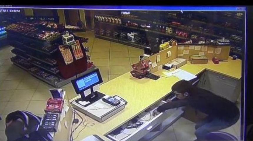 Market G&ouml;revlisi Uyuyunca Kasadaki Paraları &Ccedil;aldılar