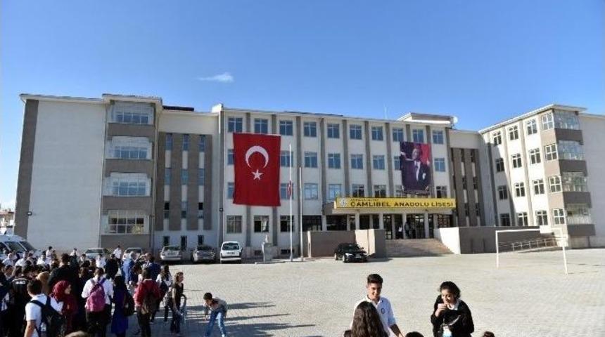 T&uuml;t&uuml;nc&uuml;, &Ccedil;amlıbel Anadolu Lisesini Ziyaret Etti
