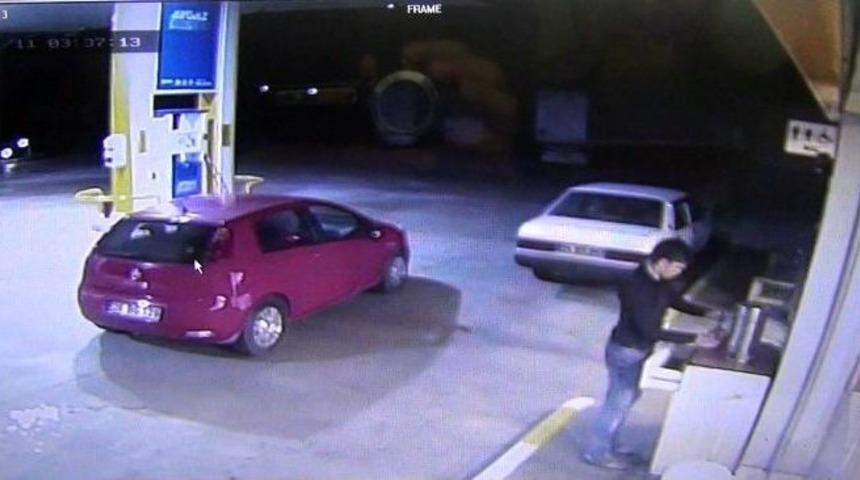 G&ouml;revli Uyuyunca Hırsız Marketi Soyup Soğana &Ccedil;evirdi