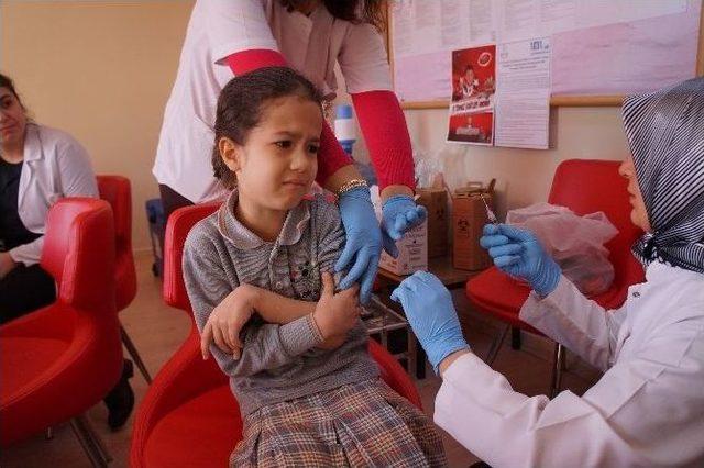 Lapseki&rsquo;de, &Ouml;ğrencilere Aşı Uygulaması 1