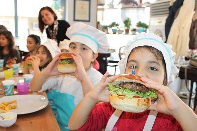 Kanser Hastası Çocuklar Hamburger Yapmayı Öğrendi