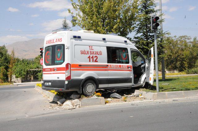 Ambulans ile otomobil çarpıştı: 4 yaralı