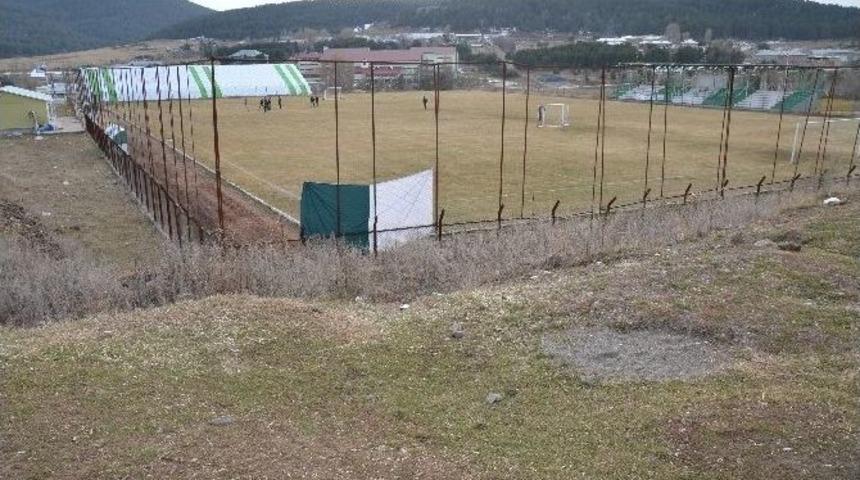 Trib&uuml;nleri Yapılmayan Sarıkamış Stadyumu Tepkilere Neden Oluyor