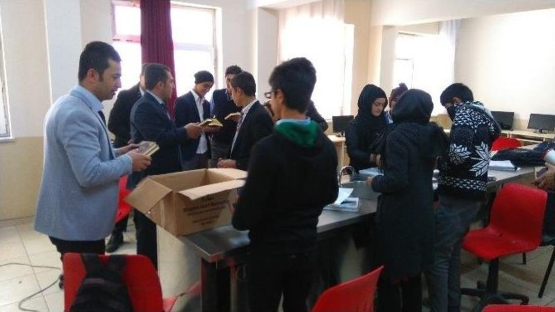 Patnos&rsquo;ta İslam İlmihali Ve Kur&rsquo;an-ı Kerim Meali Dağıtımı