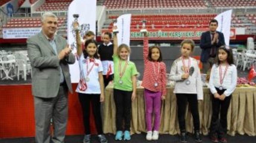 Karşıyaka&rsquo;da Satran&ccedil; Turnuvasına B&uuml;y&uuml;k İlgi