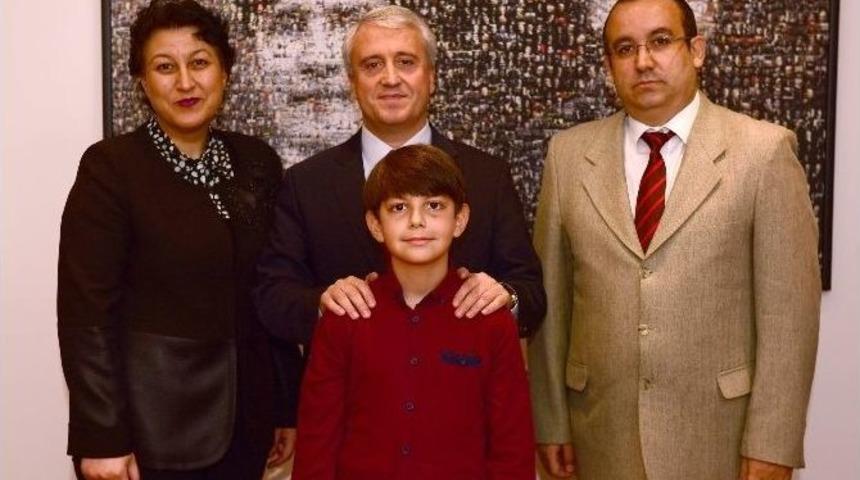 Anadolu &Uuml;niversitesi&rsquo;nin Başarılı &Ouml;ğrencisinden Rekt&ouml;r G&uuml;ndoğan&rsquo;a Ziyaret