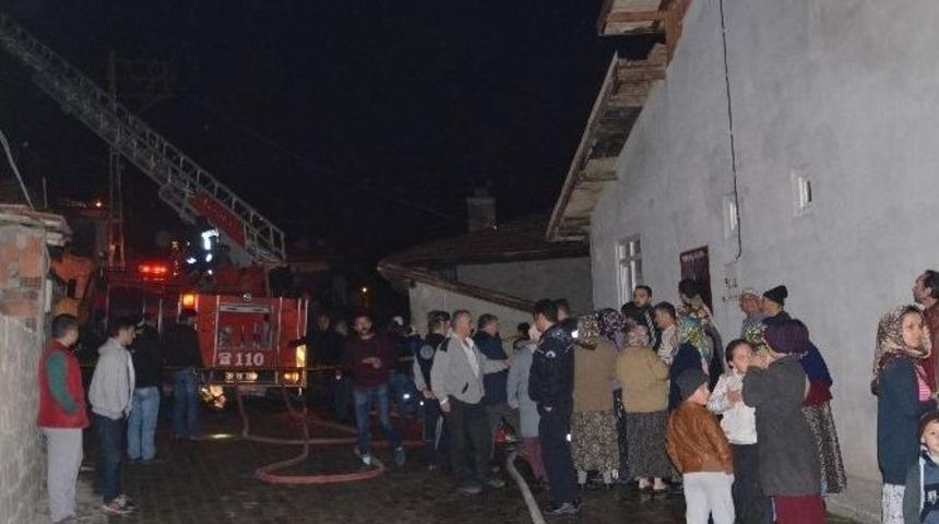 Tosya&rsquo;da 3 Katlı Binanın &Ccedil;atısında &Ccedil;ıkan Yangın Korkuttu