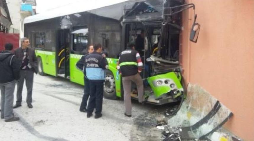 &Ouml;ğrenci Servisi Ile Halk Otob&uuml;s&uuml; &Ccedil;arpıştı: 19 Yaralı