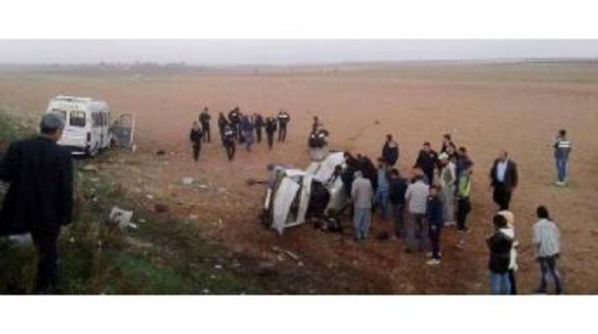 &Ccedil;adır Kent Servisi Ile Otomobil &Ccedil;arpıştı: 1 &Ouml;l&uuml;, 5 Yaralı