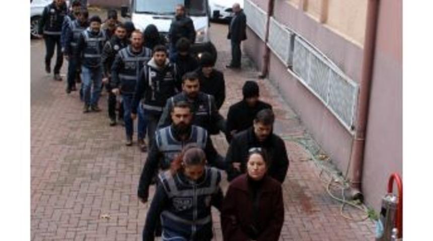 G&ouml;zaltındaki Akademisyenler Adliyeye &Ccedil;ıkartıldı