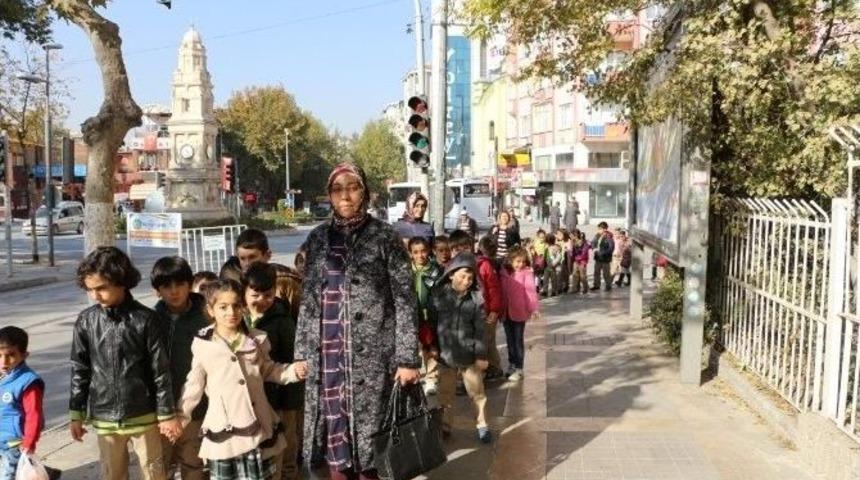 Minik &Ouml;ğrenciler Ata&rsquo;nın Evinde