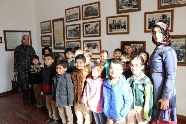 Minik &Ouml;ğrenciler Ata&rsquo;nın Evinde 1