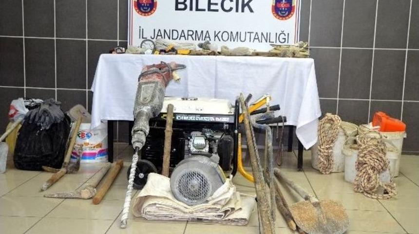 Defineciler 6 Metre Derinliğinde Kuyu İ&ccedil;erisinde 30 Metre T&uuml;nel Kazdılar