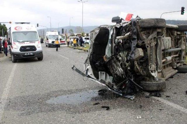 Zonguldak'ta Ambulans Otomobille Çarpıştı: 5 Yaralı