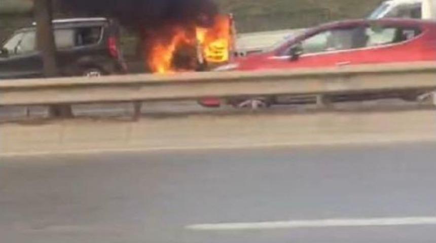 Kamyonet B&ouml;yle Alev Aldı