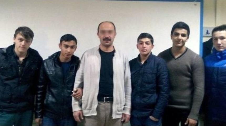 Paradaki Atat&uuml;rk Resmine T&uuml;k&uuml;rd&uuml;ğ&uuml; İddia Edilen &Ouml;ğretmene Soruşturma A&ccedil;ıldı
