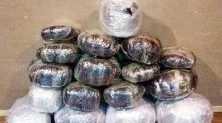 Otomobilin Bagajında Esrara 2 G&ouml;zaltı