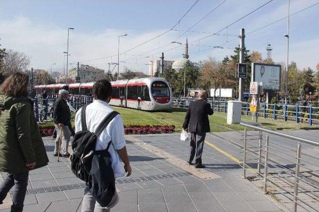 Tramvay Yolcuları En Çok Kimliklerini Unuttu