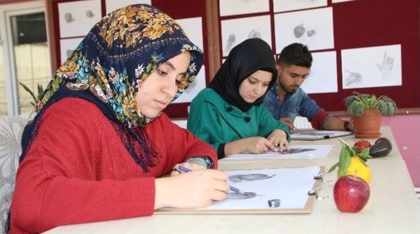 T&uuml;rk El Sanatları Kursuna B&uuml;y&uuml;k İlgi