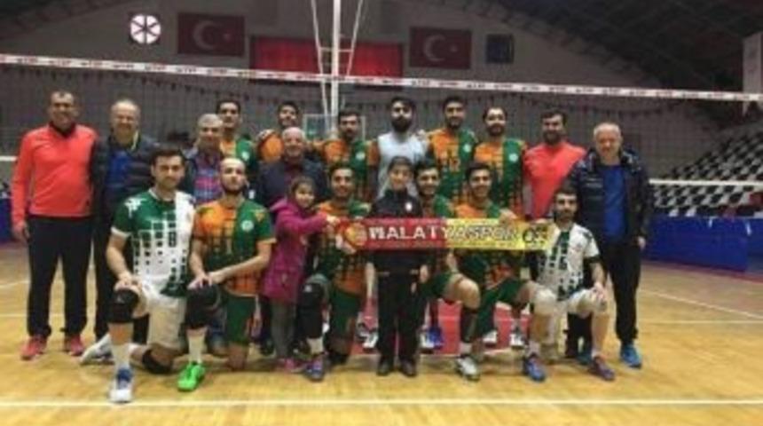 Malatya B&uuml;y&uuml;kşehir Belediye Voleybol Takımı, Evinde &Uuml;&ccedil;&uuml;nc&uuml; Galibiyetini Aldı