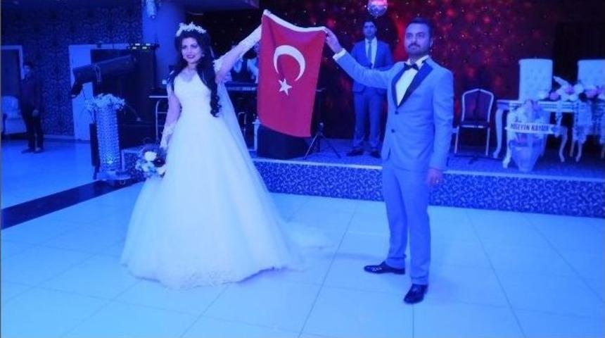 Gelin Ve Damat Salona Bayrakla Geldi