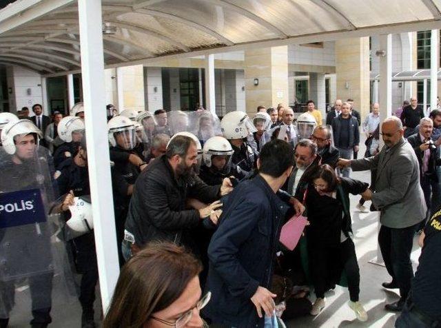 Kapatılan Çağdaş Hukukçular Derneği Üyelerinin İzinsiz Eylemine Polis Müdahalesi