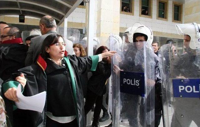 Kapatılan Çağdaş Hukukçular Derneği Üyelerinin İzinsiz Eylemine Polis Müdahalesi