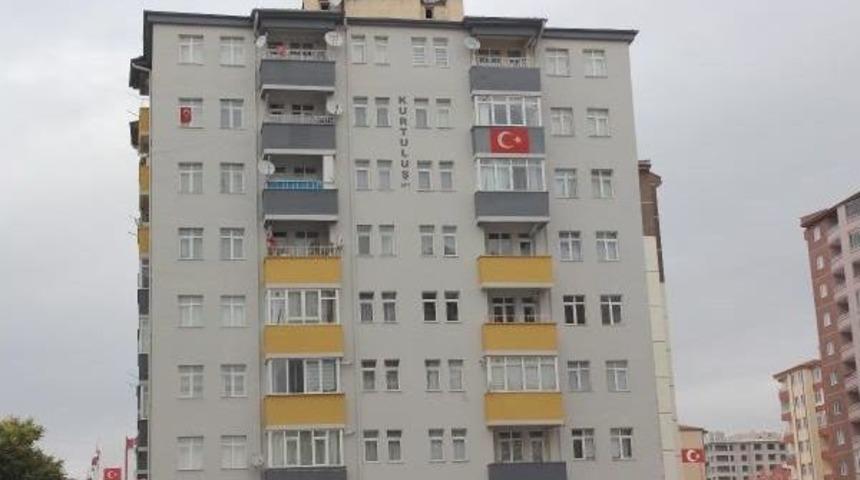 Binalarda T&uuml;rk Bayrağı Akımı