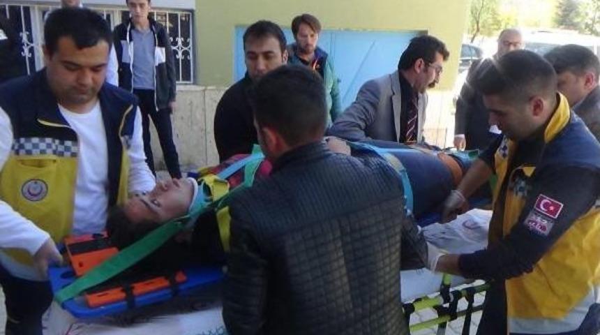 Okul'da 1'inci Kat Penceresinden D&uuml;şen &Ouml;ğrenci Hastanelik Oldu