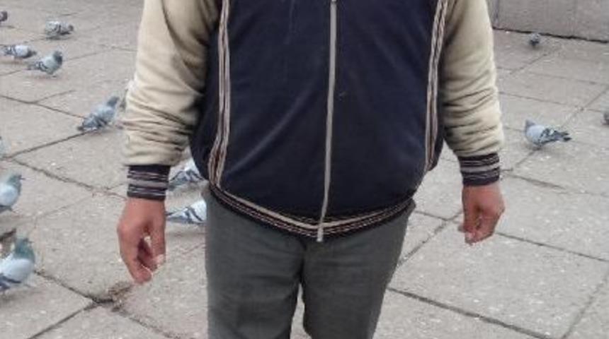 Malull&uuml;k Maaşı Kesilince Sokaklarda Yaşamaya Başladı