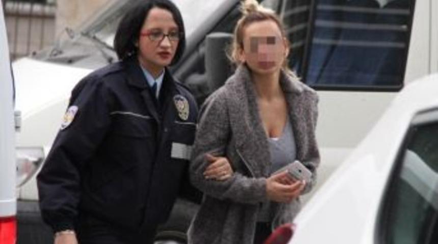 5 Ayrı Su&ccedil;tan Aranan Kadın Sahte Kimlikle Yakalandı