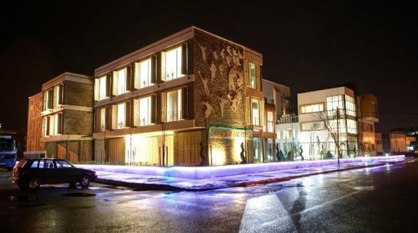 İzmirli &Ouml;ğrencilerden Agm Binasına İnceleme