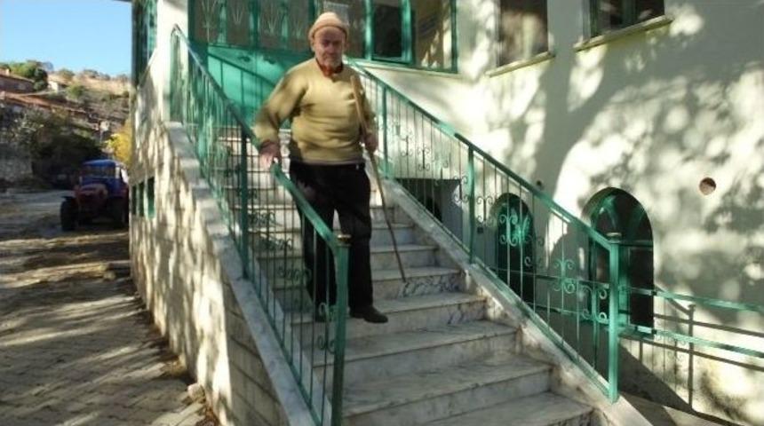 Burhaniye&rsquo;de G&ouml;rme Engelli Şevki Dede Her İşini Kendi Yapıyor