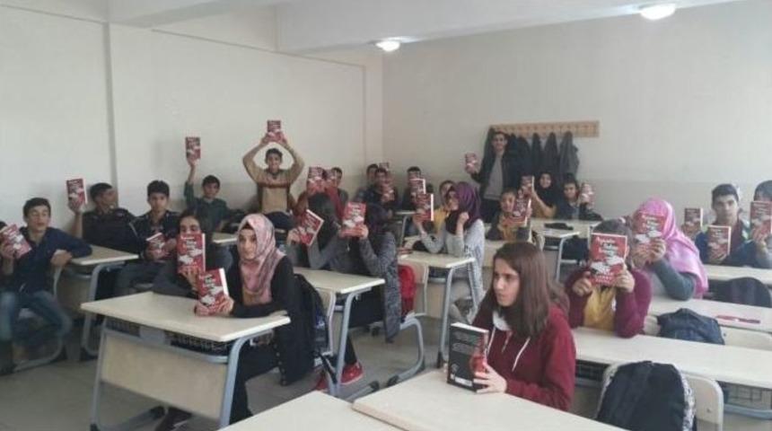 Kalite Arttırma Projesi Kapsamında &Ouml;ğrencilere Kitap Dağıtıldı