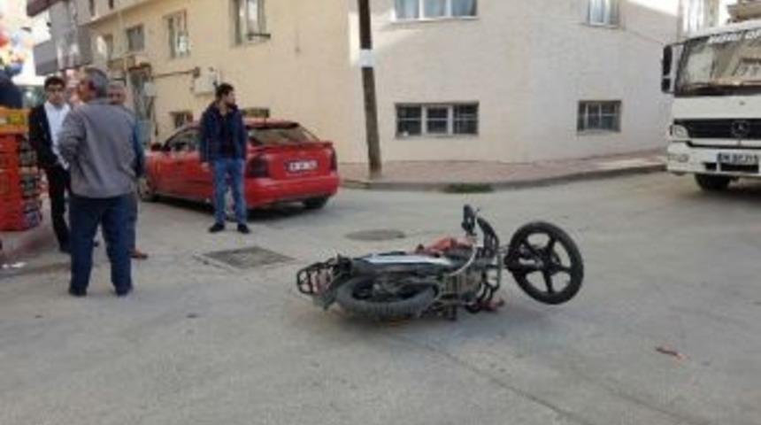 Boz&uuml;y&uuml;k&rsquo;te Otomobil Ve Motosiklet &Ccedil;arpıştı, 1 Yaralı