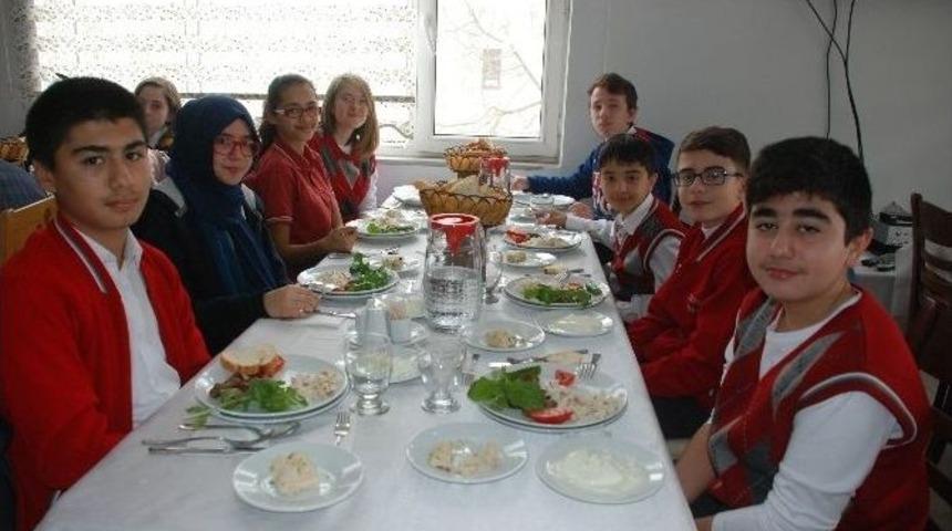 Başarılı &Ouml;ğrencilere Yemek Ziyafeti