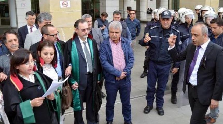&Ccedil;hd'nin Kapatılmasını Protesto Eden Avukatlara M&uuml;dahale