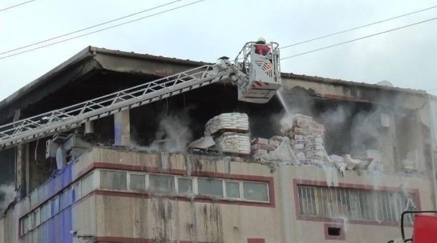 Sultanbeyli&rsquo;de Patlama Sonrası &Ccedil;ıkan Yangın Kontrol Altında
