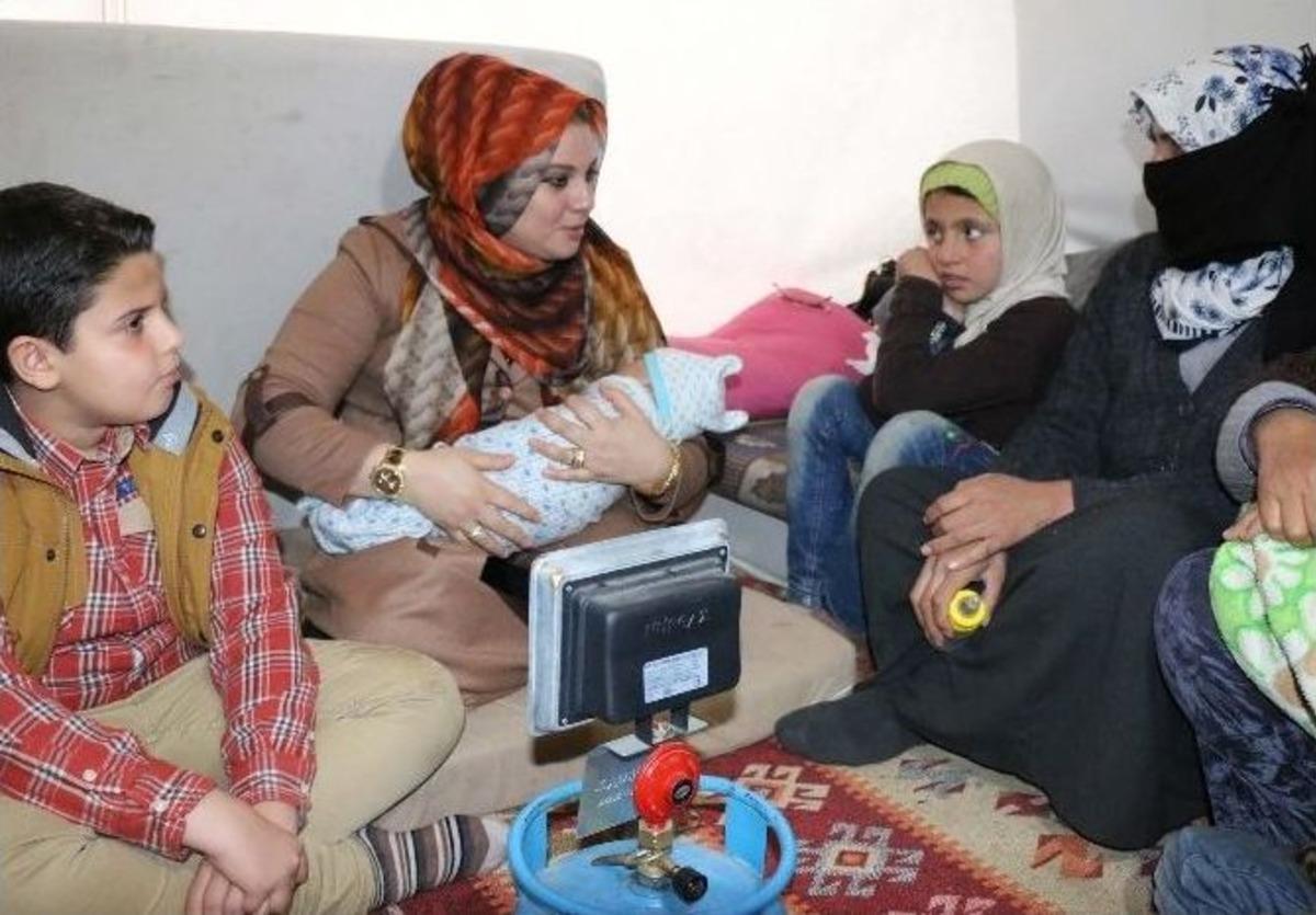 Suriyeli M&uuml;ltecilere Ayşenur Ayhan Şefkat Elini Uzattı