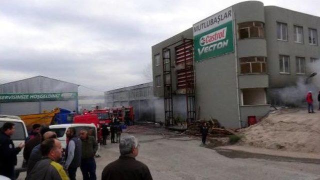 Gebze'da Araç Tamir Servisinde Yangın Çıktı